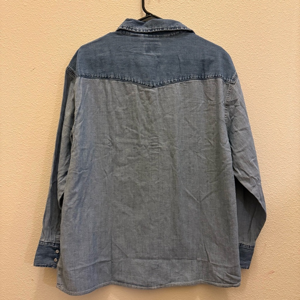 Levi's women’s Two-Tone Denim Shirt - Picture 9 of 14
